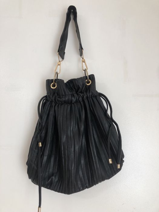 Vendo diversas peças de roupa e um bolsa