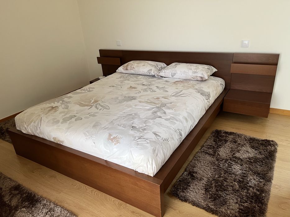 Cama de casal com mesas de cabeceira e colchão