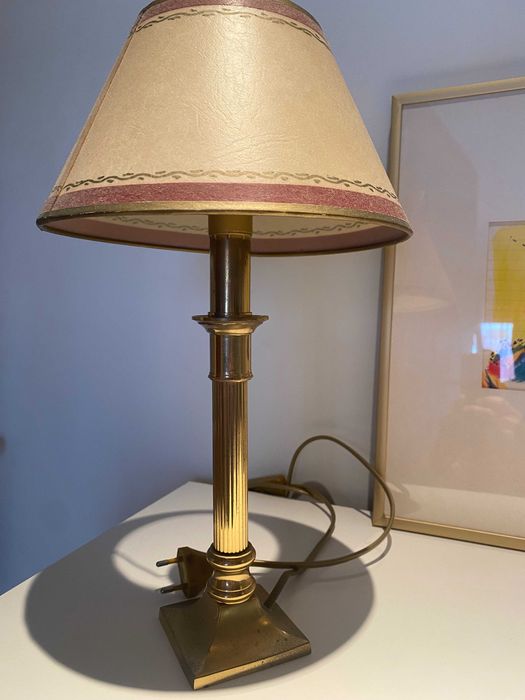 Candeeiro de mesa clássico vintage em latão