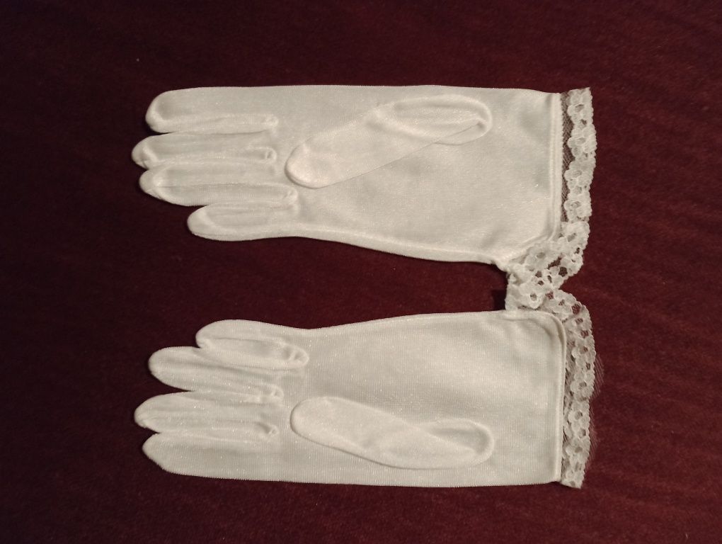 Białe gładkie rękawiczki komunia
