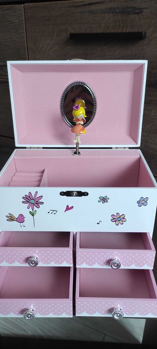 Nowa szkatułka z pozytywką i figurką księżniczki