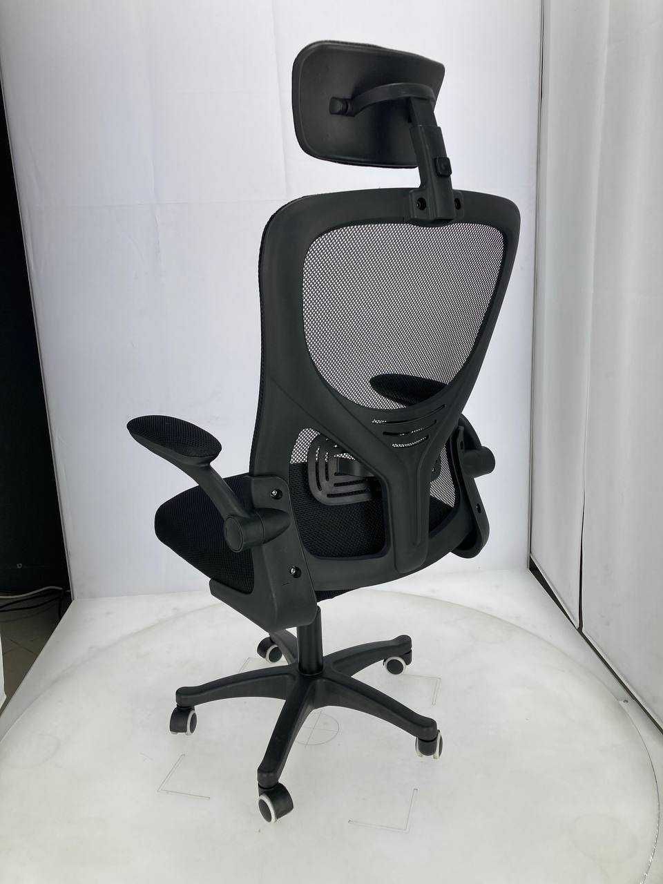 Чорне офісне крісло, чорное офисное кресло