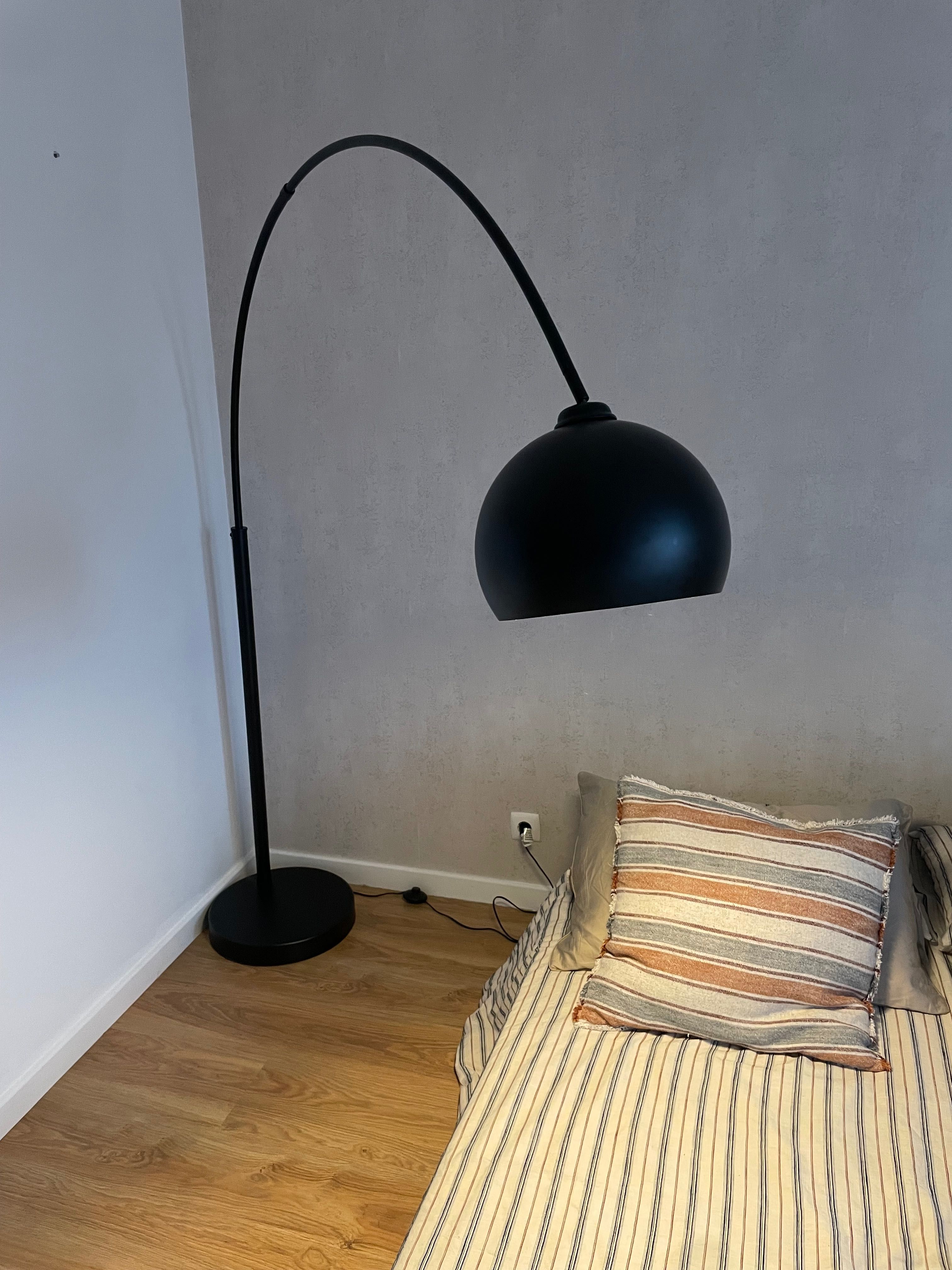 Candeeiro de pé curvo Kare Design – Regulável e com lâmpada incluída