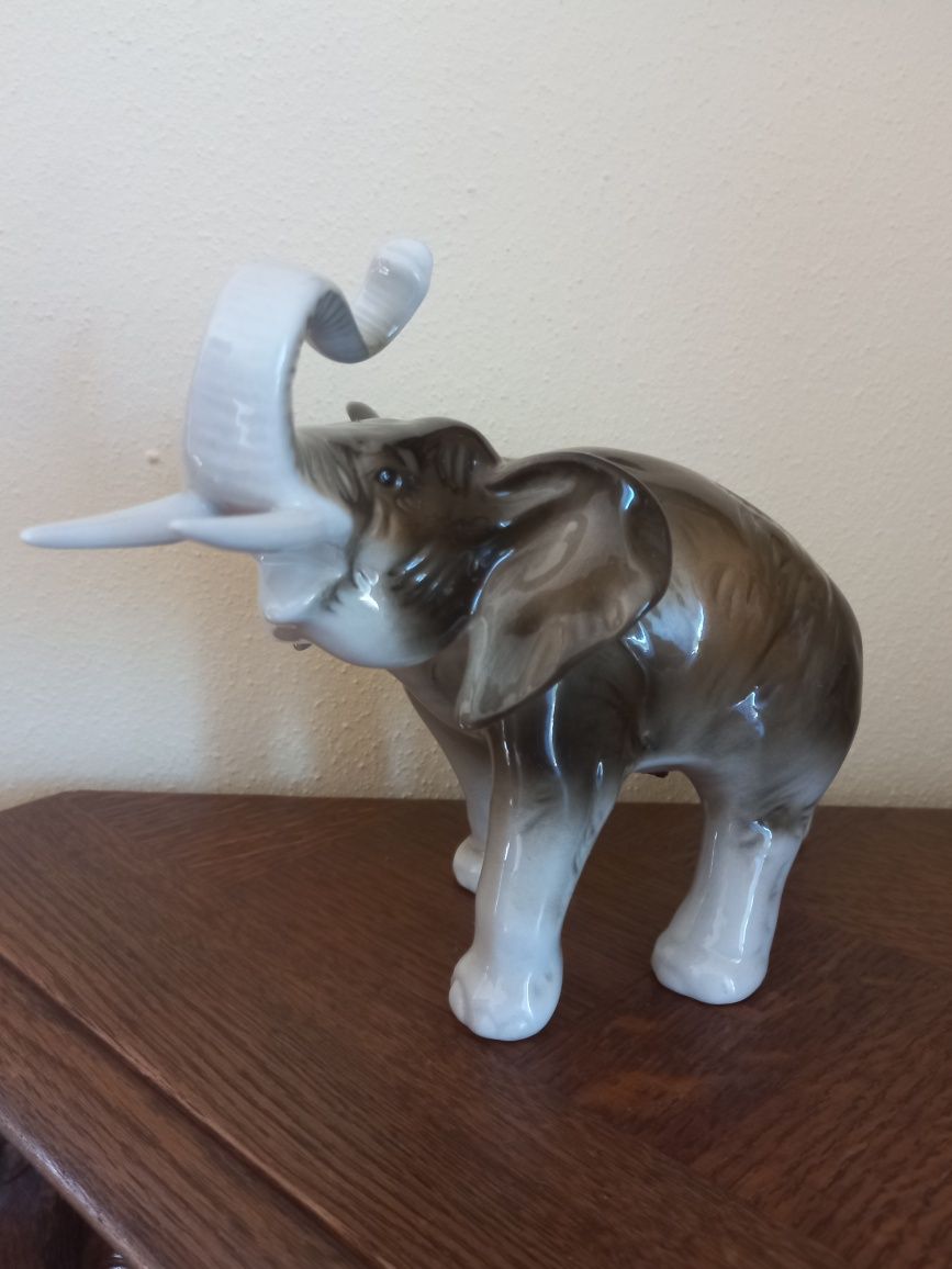 Porcelana - figurka słonia - Royal Dux Bohemia - idealna