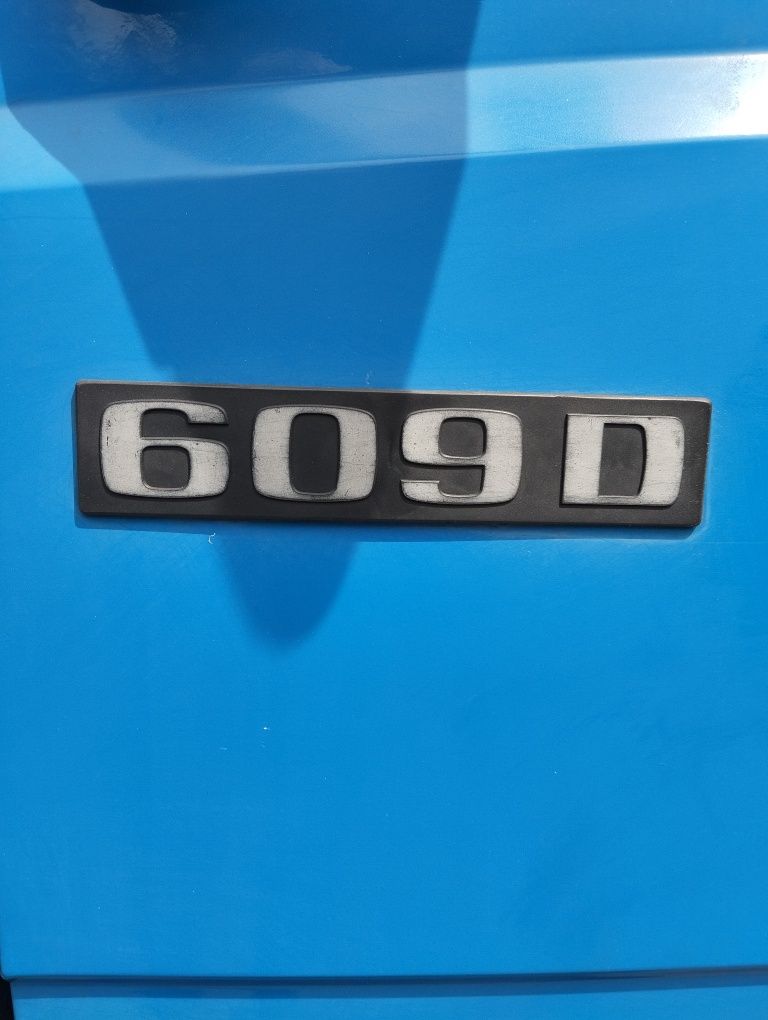 Автомобіль мерседес 609