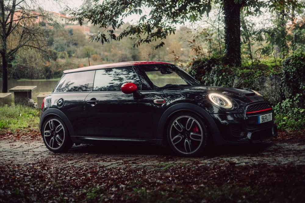 Mini John Cooper Works com muito material