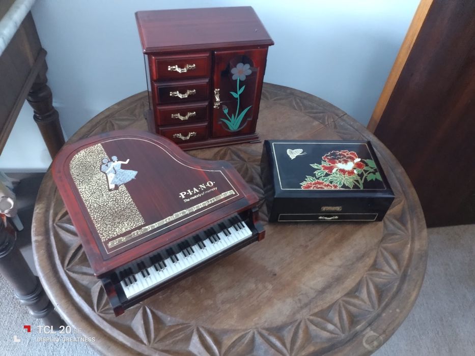 Lote de três caixas/porta-jóias com música