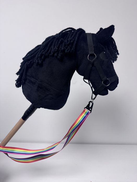 Piękny czarny hobby horse z kantarem i lonżą