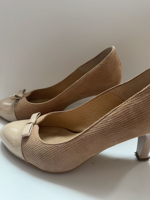 eleganckie buty damskie na obcasie beżowe Lasocki buty z kokardką