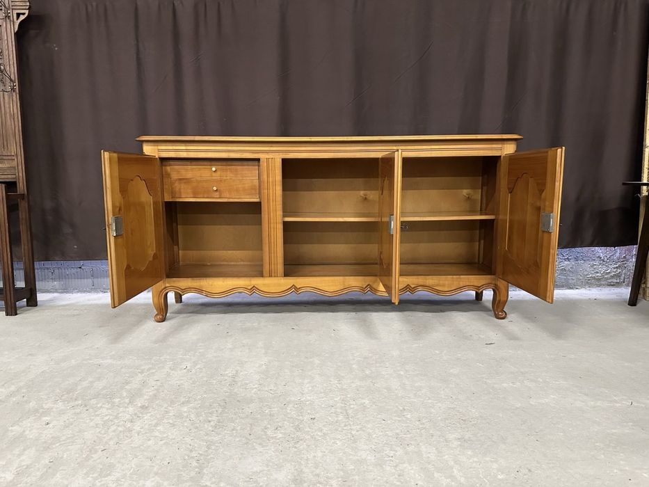 Стильний деревʼяний комод на гнутих ніжках.