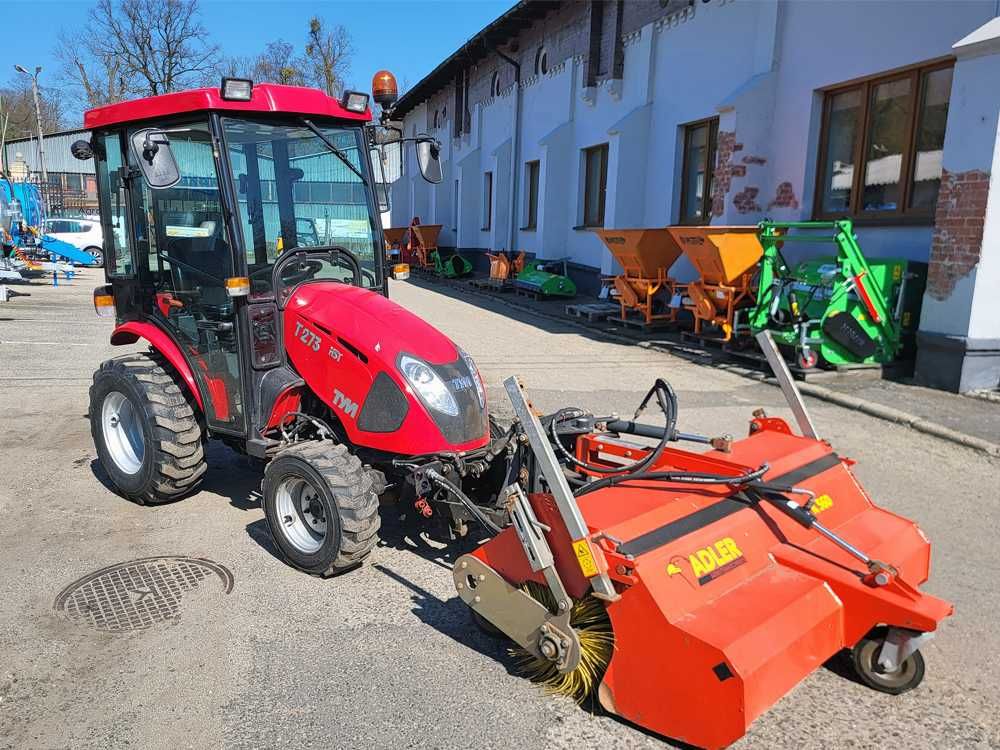 Ciągnik komunalny TYM T273 HST z przednim WOM-em i TUZ-em