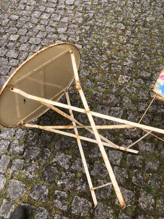 Mesa e 2 cadeiras de jardim em ferro com marcas do tempo  com marca py