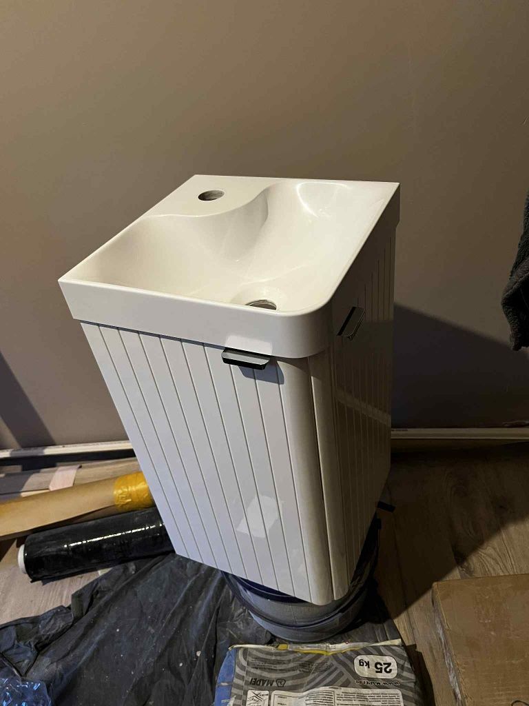 Szafka narożna z umywalką Mirano Listrado wisząca 30 cm biała