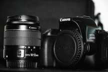 Canon EOS 250D + Lente 18-55mm + Kit Completo – DSLR em ótimo estado