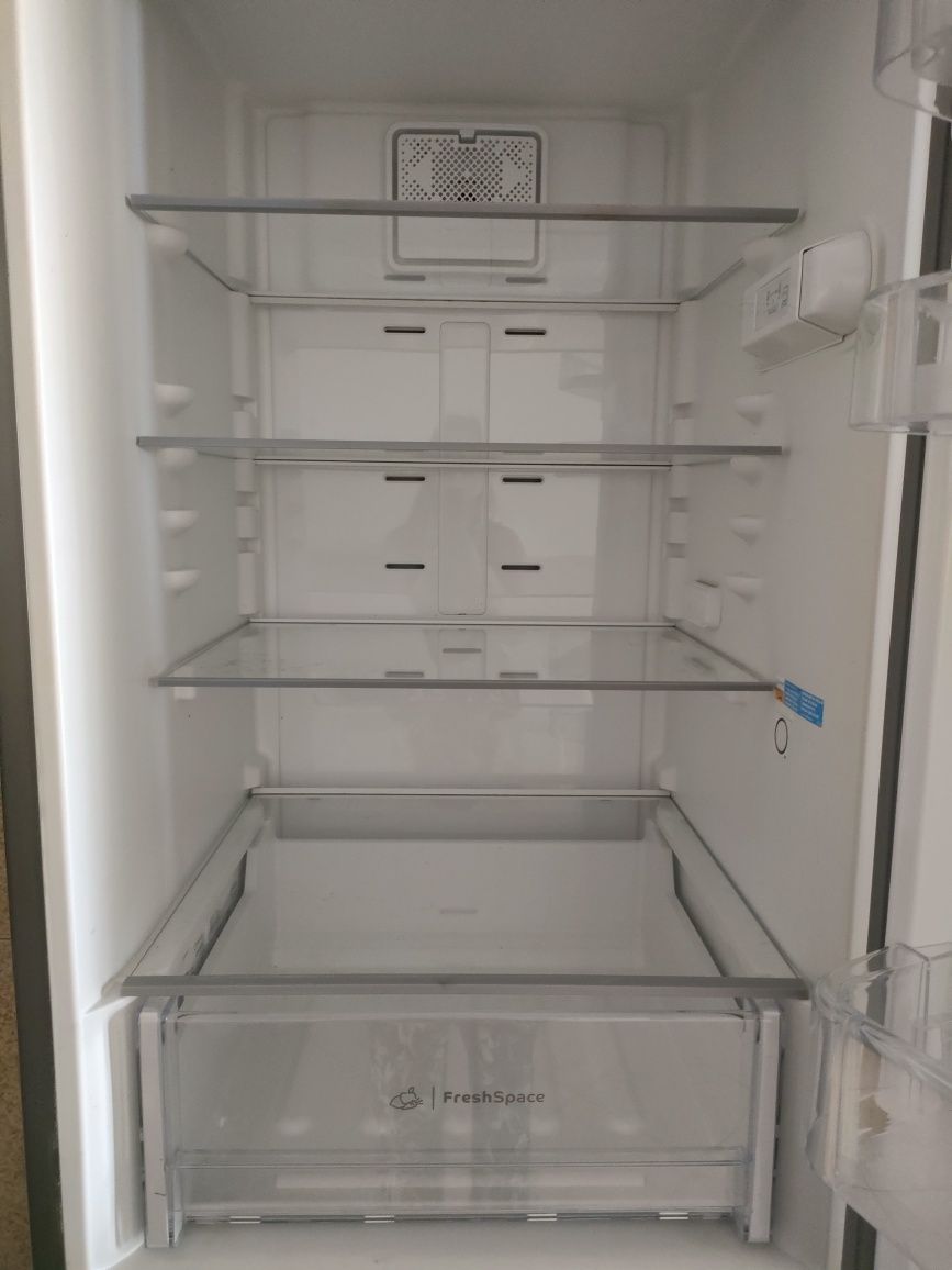 Frigorífico Combinado Total No Frost Indesit