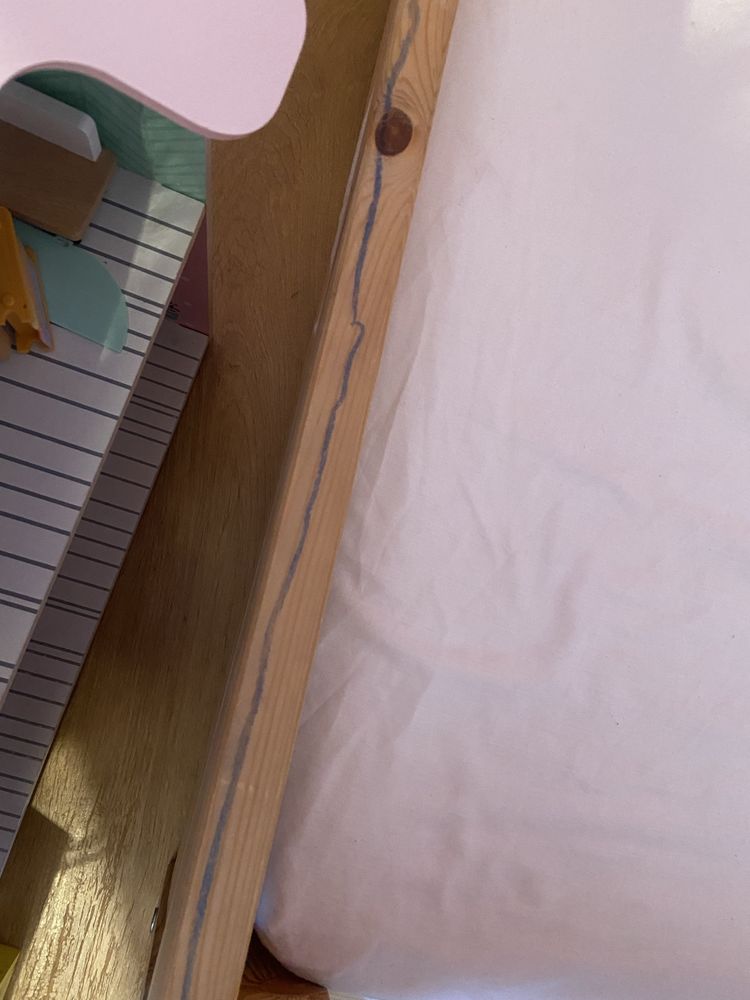 Drewniane lozeczko domek