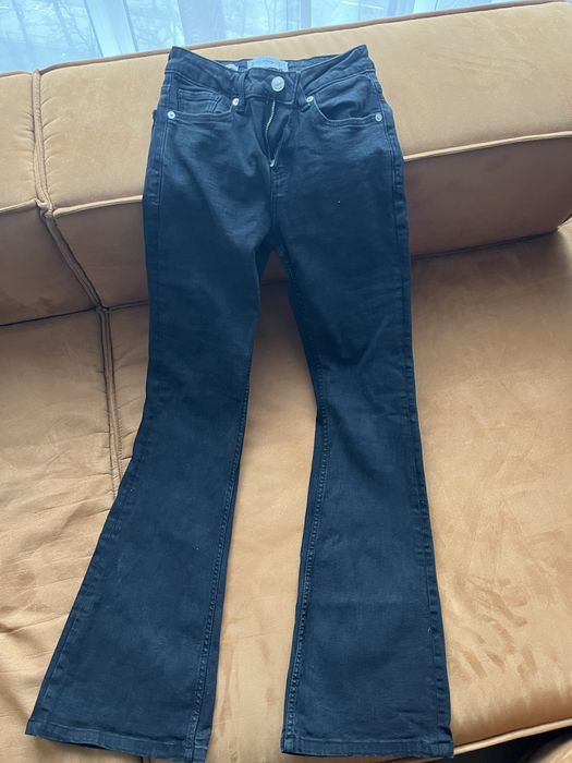 Чорні джинси бренду Mango