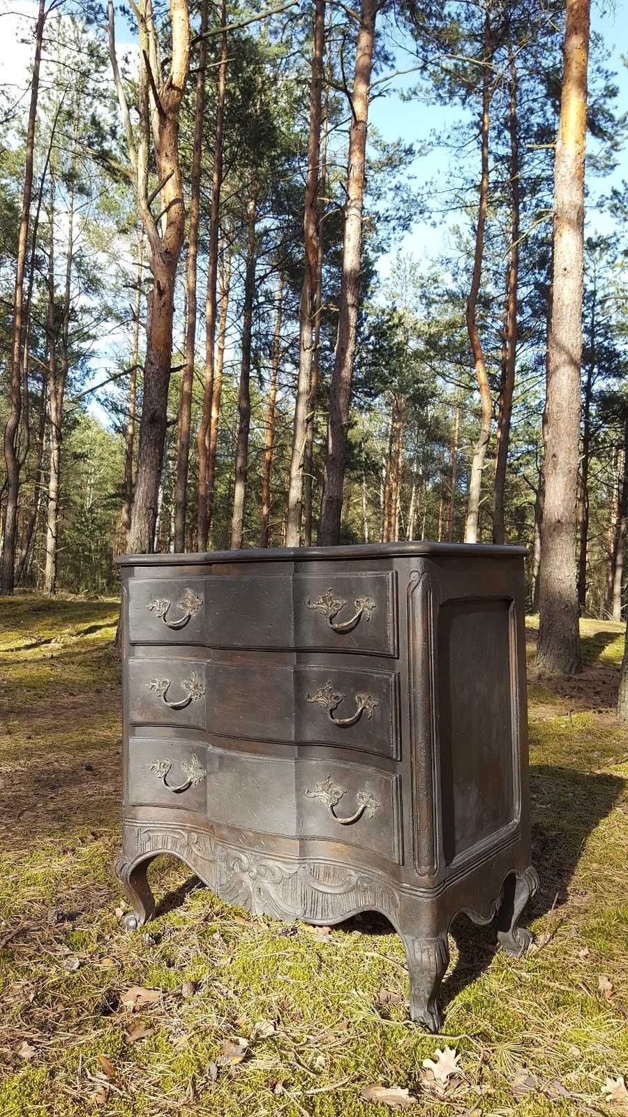 Komoda z rzeźbieniami