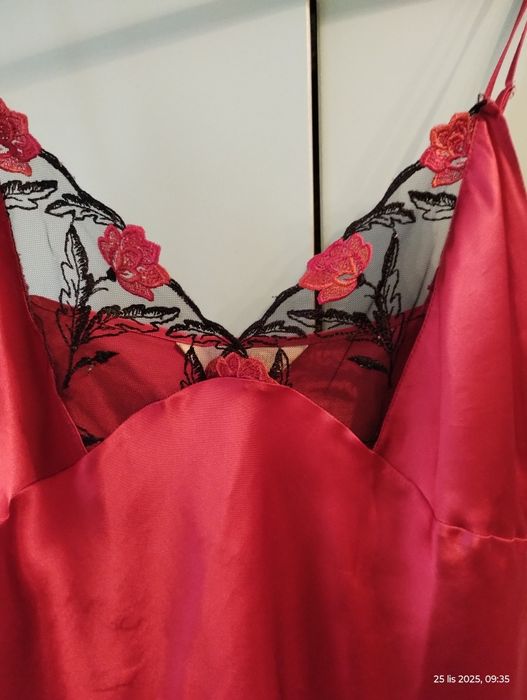 Czerwona halka z czarną koronką M