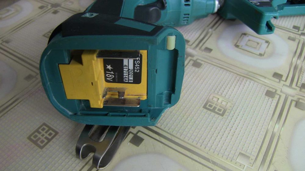 Аккумуляторний безщітковий шурупокрут для гіпсокартону Makita DFS452