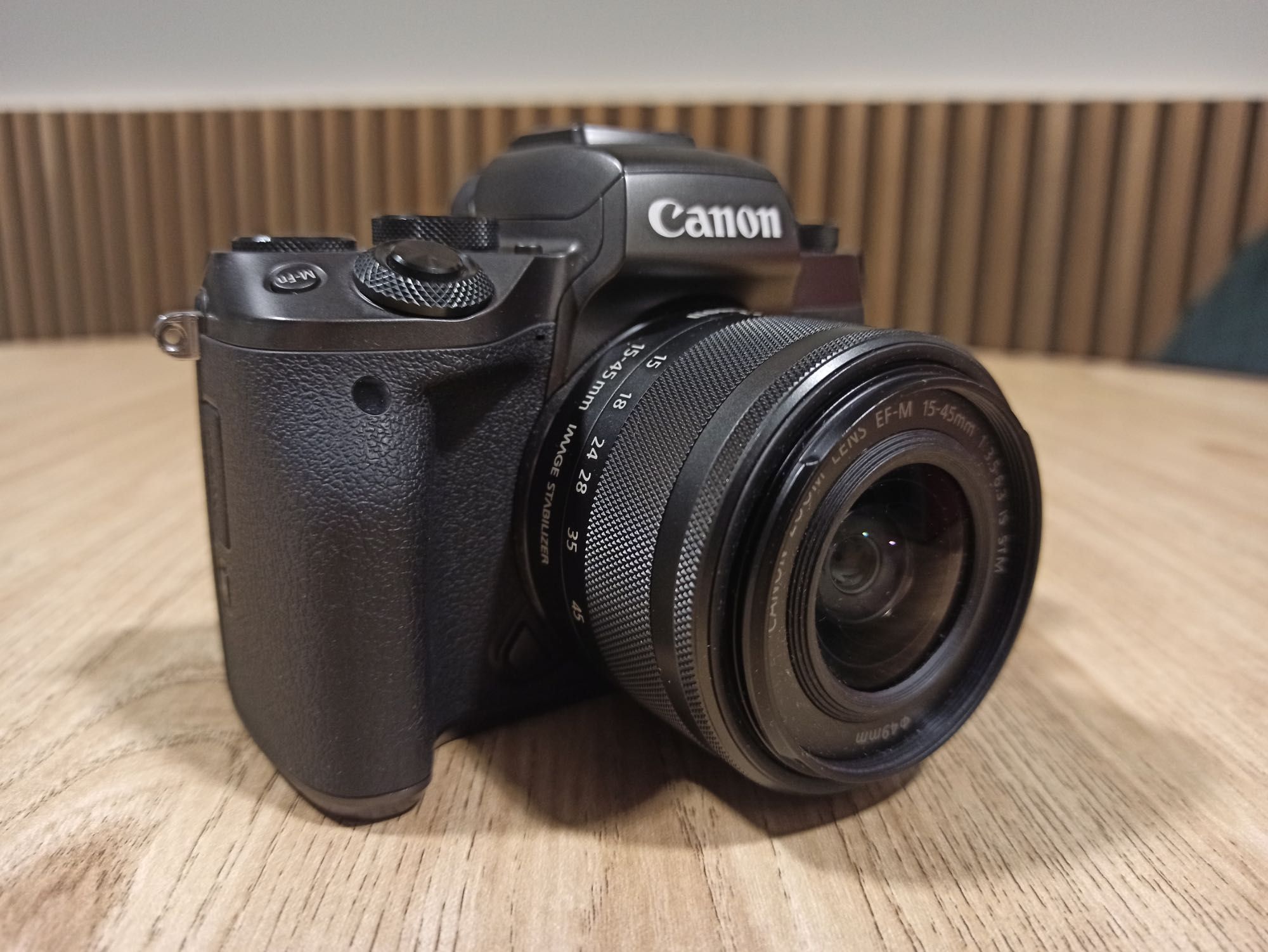 Canon Eos M5 + lente 15-45 + adaptador para lentes EF