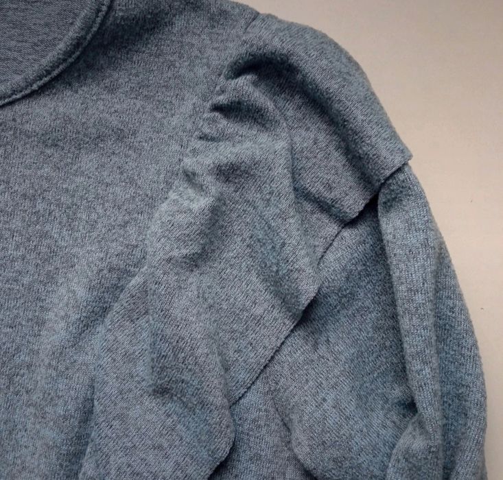 Melanżowy niebieski sweterek z falbanką peacocks 14 L 40