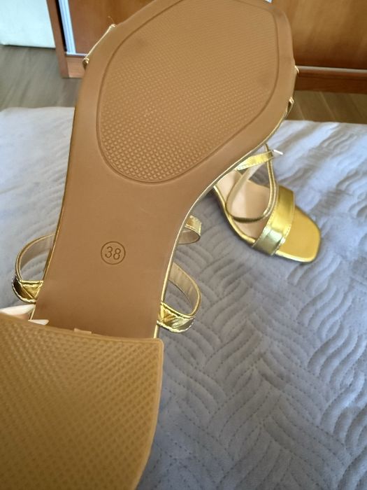 Sandálias douradas