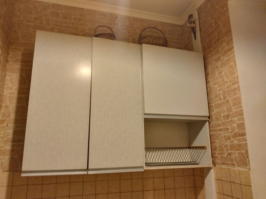 Кухонна стінка: 2 столи, 3 стільці, 4 пенали УРСР