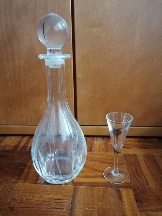 Garrafa licor e cálices Vista Alegre novos