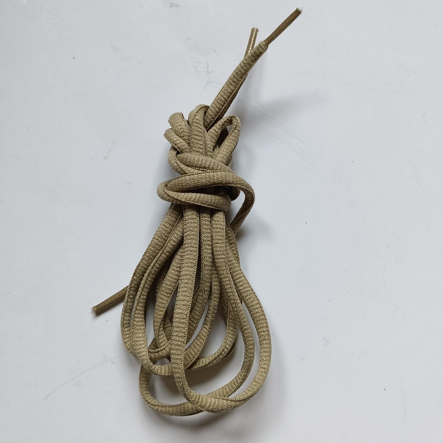 Okrągłe beżowe długie sznurówki