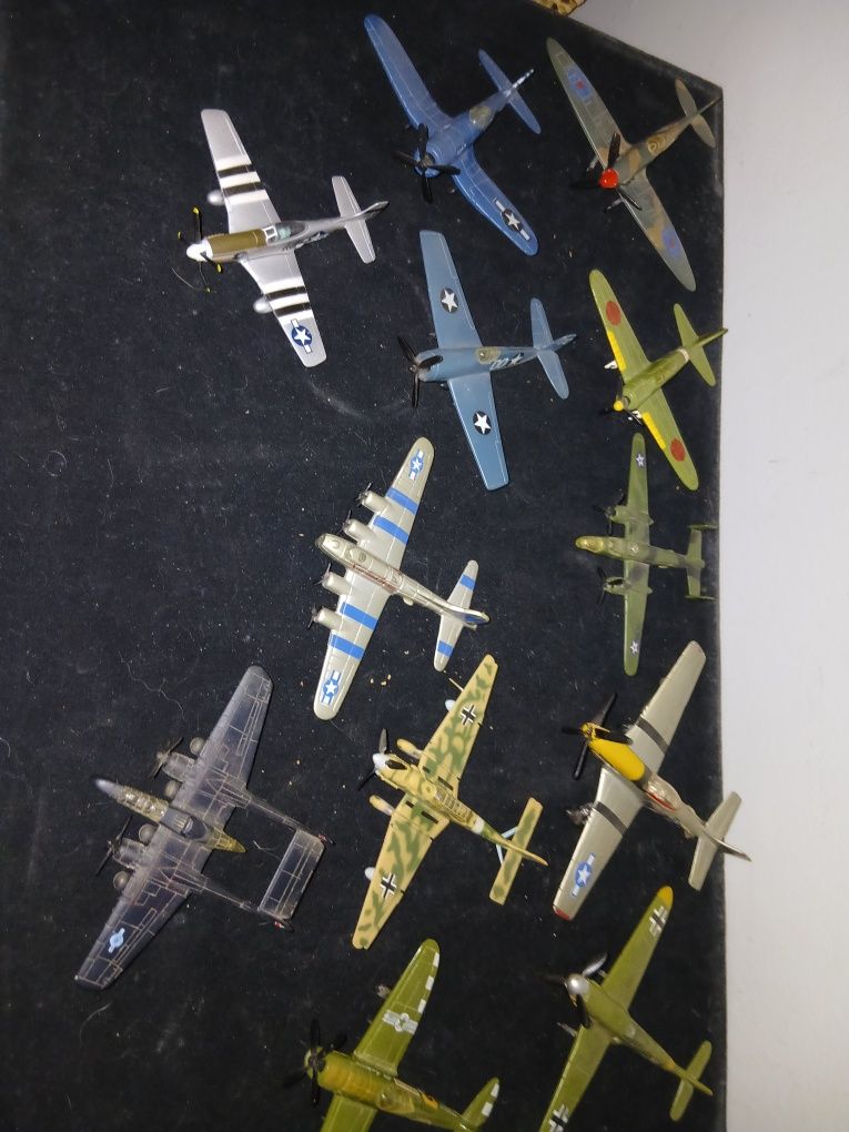 Coleção 12 aviões de guerra  60 €