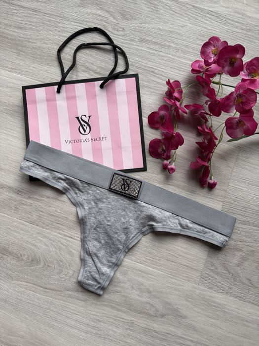 Szare bawełniane stringi z kryształkami z logo VS Victoria’s Secret
