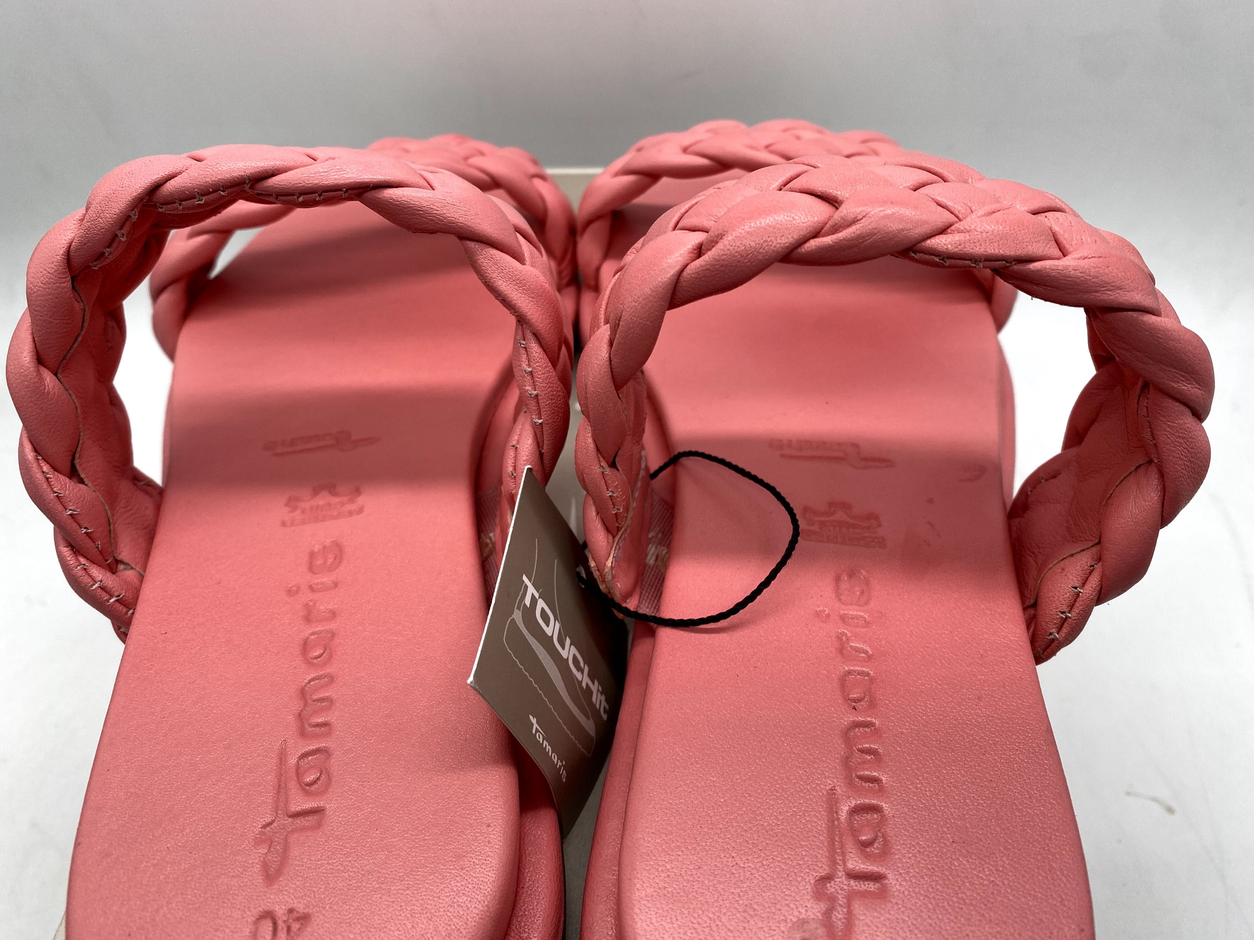 Klapki damskie z ozdobnymi paskami wsuwane Flamingo Tamaris rozmiar 40