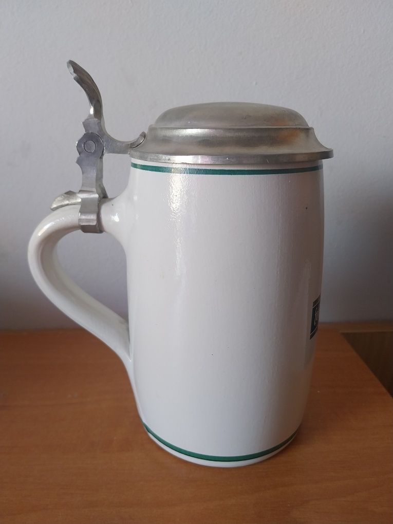 Ceramiczny kufel z cynowa klapką "Feldschlosschen", sygnowany.