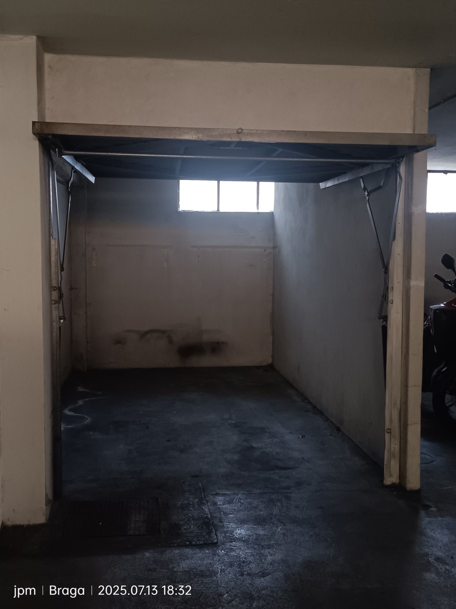 Garagem Braga, fechada.