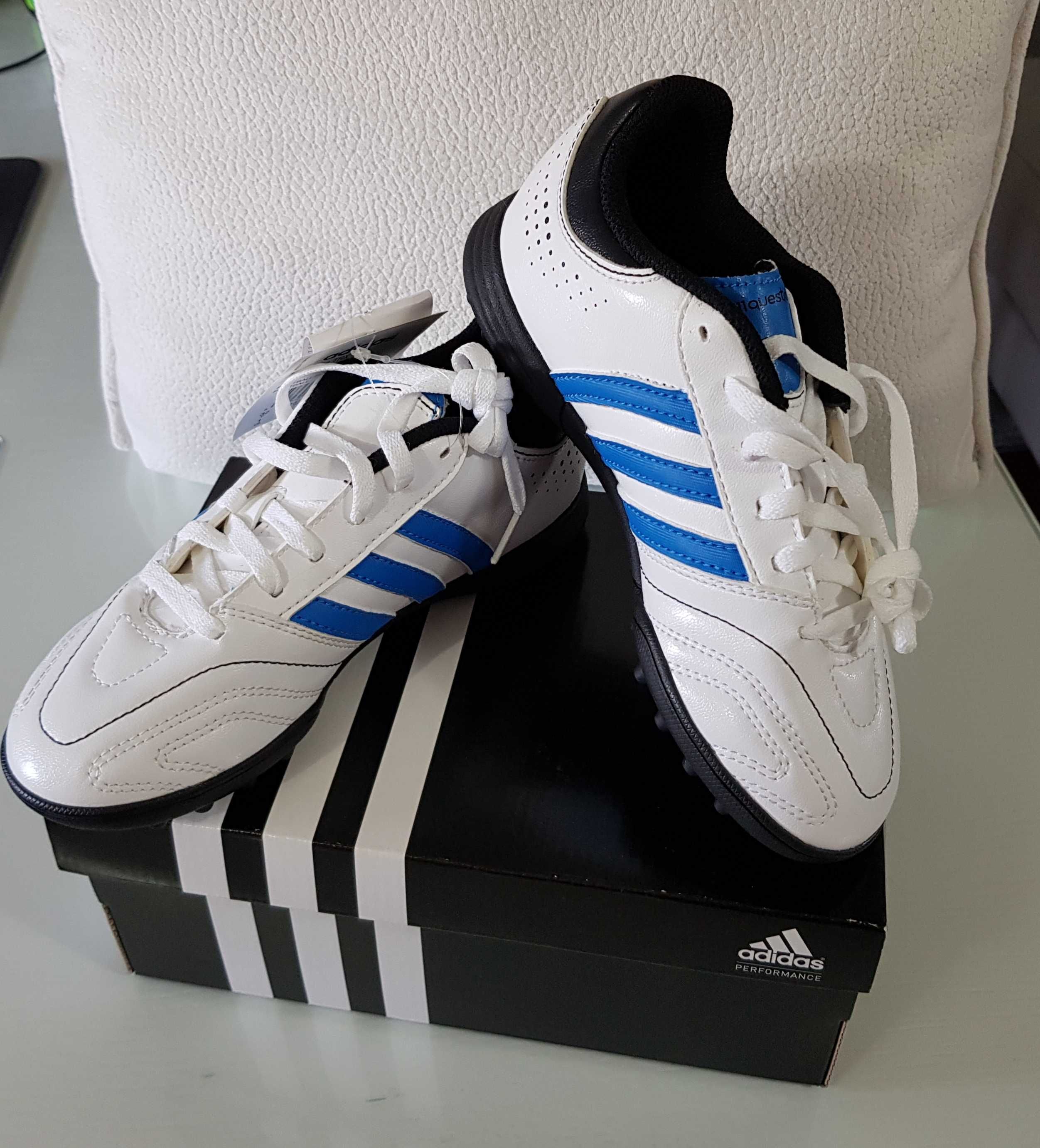 Chuteiras Adidas para Futebol, Novas em Folha, em Caixa Original, N°32