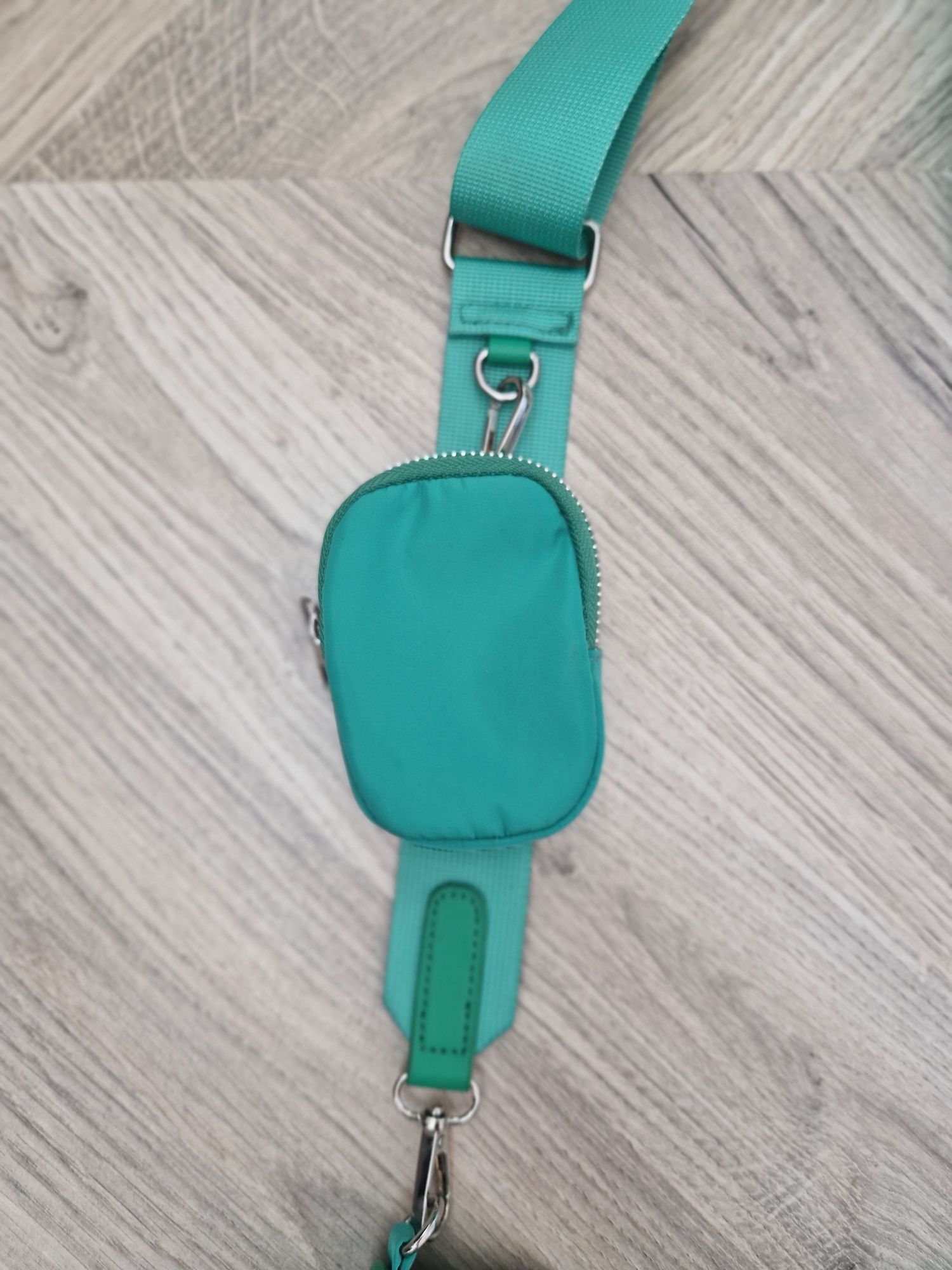 Zielona torebka z nylonu typu cross body Sinsay