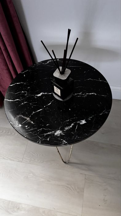 Dwa stoliki kawowe z marmurowym blatem.