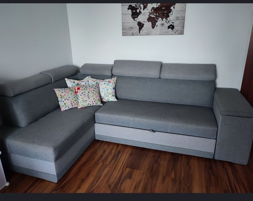 Kanapa narożna + 2 pufy