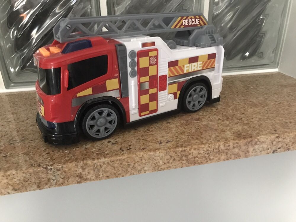 Wóz strażacki gra i świeci