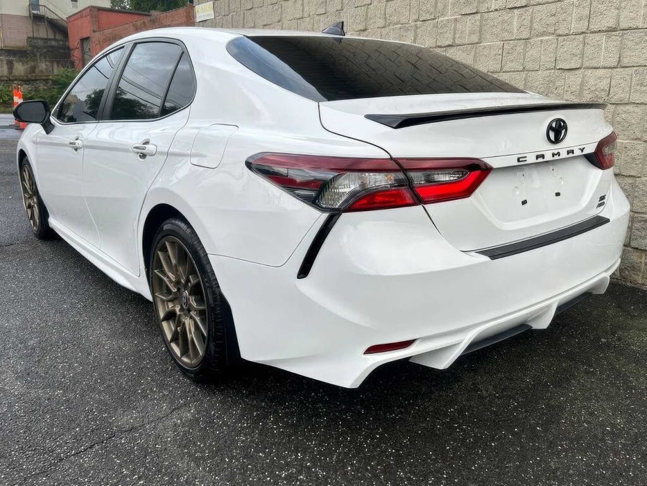 Toyota Camry      2023