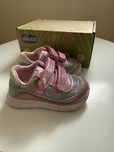 Дитячі кросівки для дівчинки від chicco