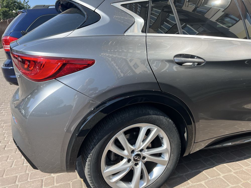 Продам своє відмінне авто - Infiniti Q30 .