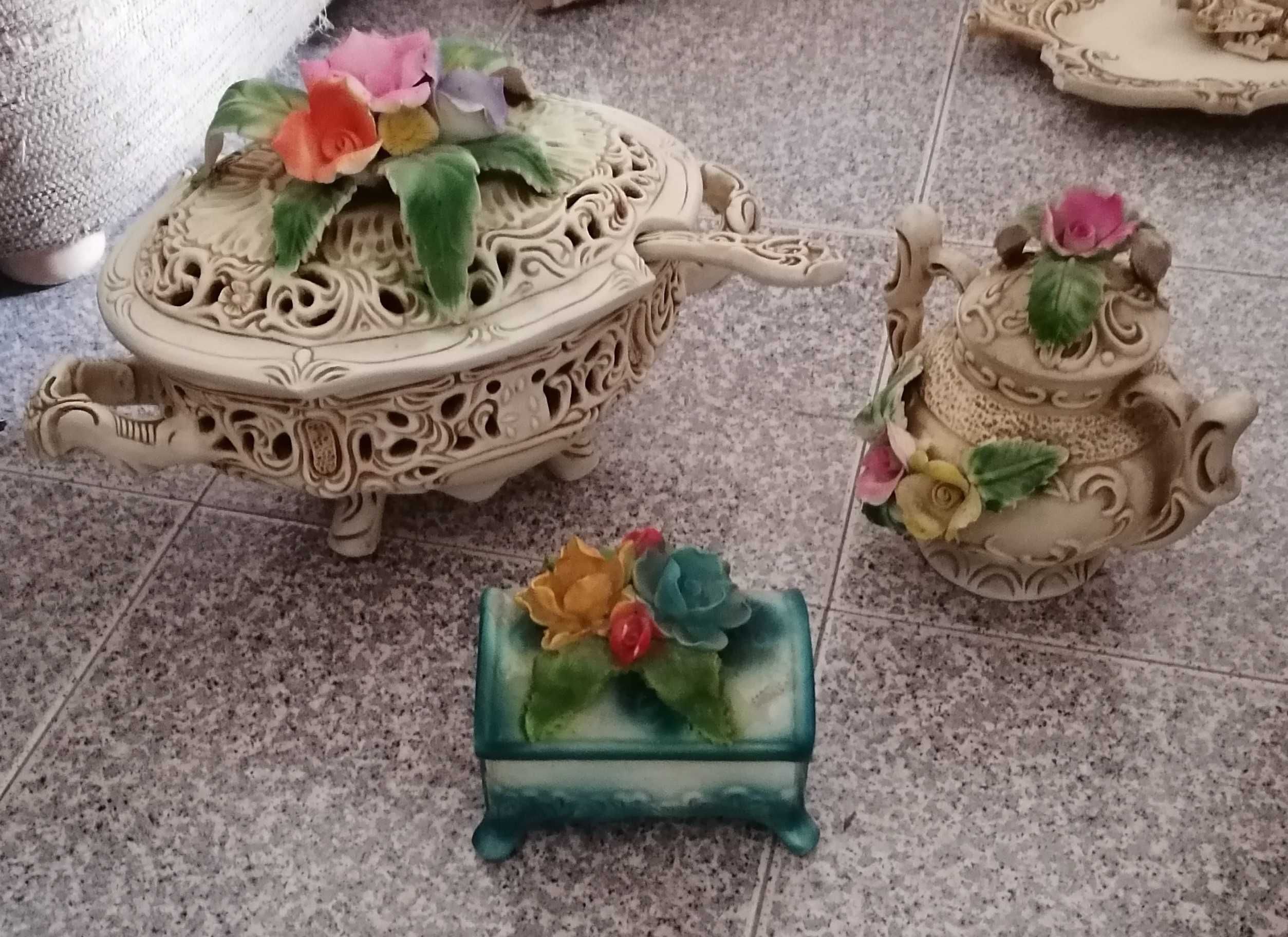 Conjunto de loiça antiga
