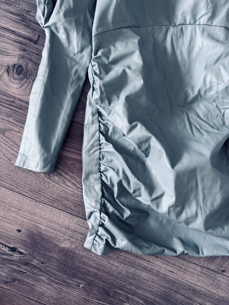 Zara sukienka woskowana skóra khaki z bufkami M