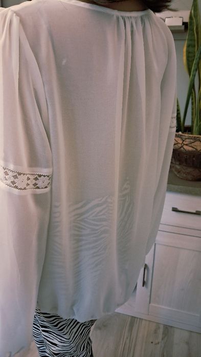 Biała bluzka z  koronkowymi  wstawkami