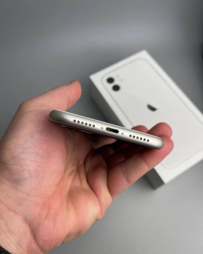iPhone 11 (в білому кольорі)