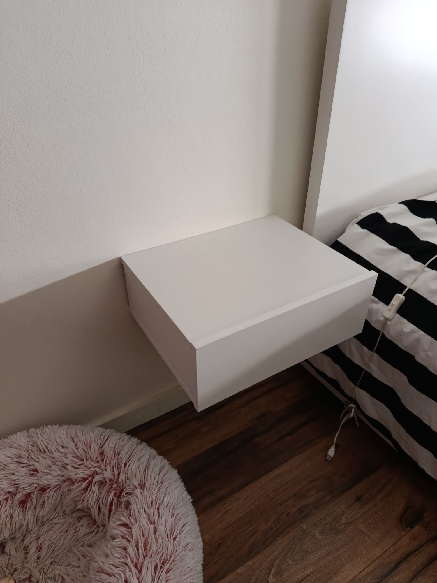 Mesa de cabeceira suspensa
