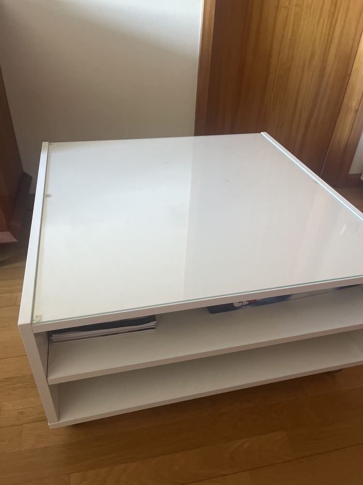 Mesa branca com rodas