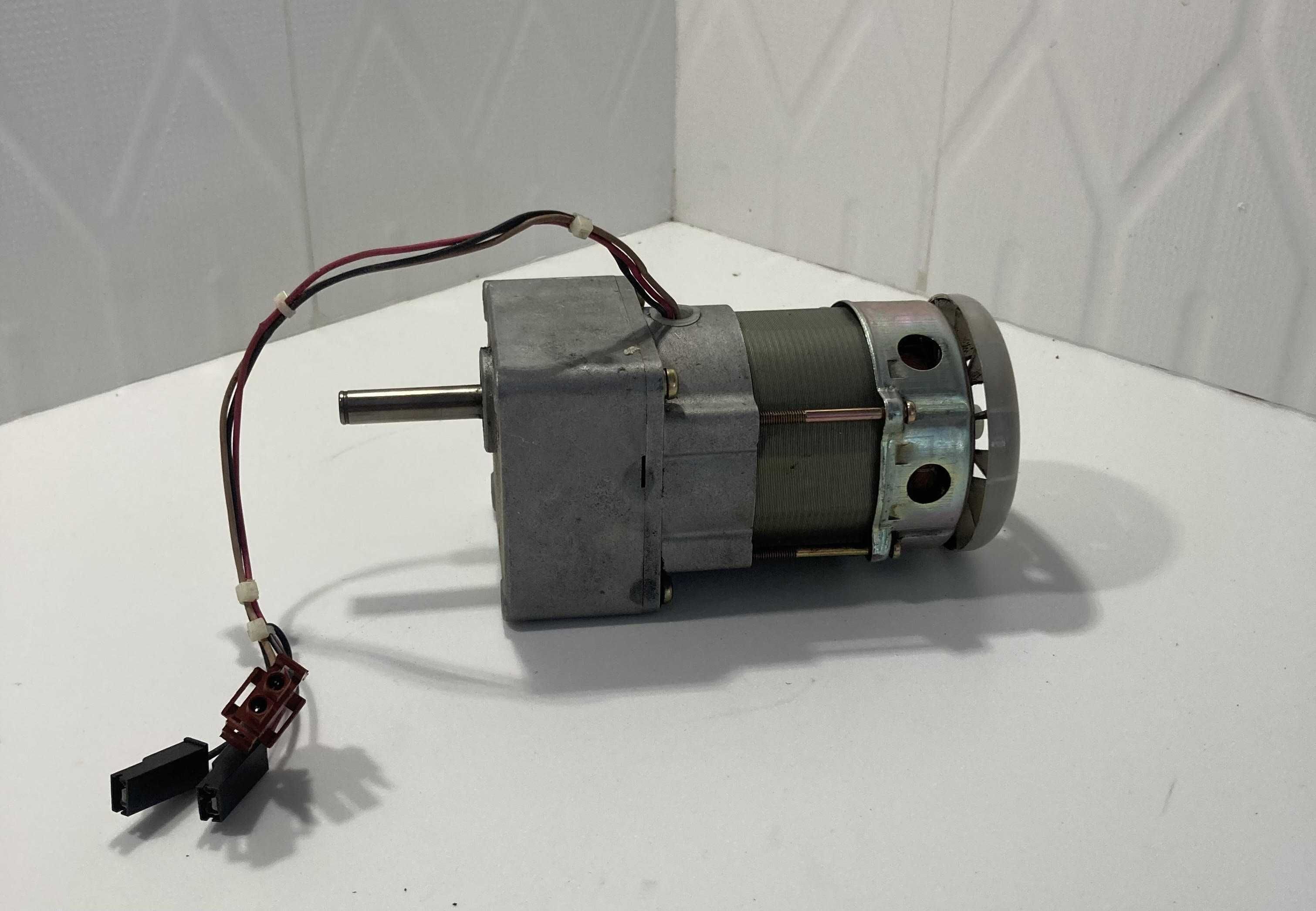 Synchroniczny motoreduktor US545A-12 230v 32-38 obrotów